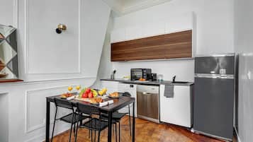 City Apartment, 1 Double Bed with Sofa bed, Non Smoking, Courtyard View | Private kitchen | Espresso maker, coffee/tea maker, electric kettle, toaster
