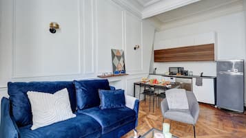 Departamento urbano, 1 cama matrimonial y sofá cama, para no fumadores, vista al patio | Área de sala de estar | Smart TV de 40 pulgadas con canales vía satélite