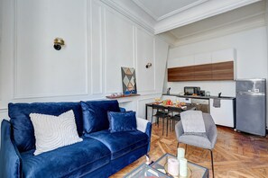 City appartement, 1 tweepersoonsbed met slaapbank, niet-roken, uitzicht op de binnenplaats | Woonruimte | Een 40-inch smart-tv met satellietzenders