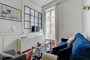 Apartamento urbano, 1 cama de casal e sofá-cama, para não fumantes, vista para o pátio | Área de estar | Smart TV 40 polegadas com canais via satélite