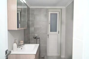 Haartrockner, Handtücher, Seife, Toilettenpapier