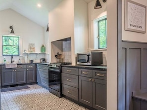 Microondas, parrilla de estufa, lavavajillas y cafetera y tetera