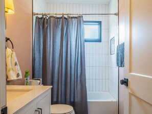 Dusj, hårføner og håndklær