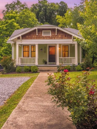 Knoxville 3520–Contemporary Home–Sleeps 6