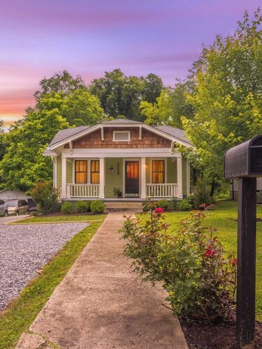 Knoxville 3520–Contemporary Home–Sleeps 6