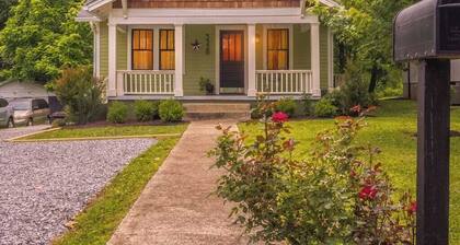 Knoxville 3520–Contemporary Home–Sleeps 6