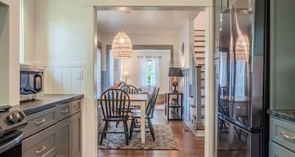 Knoxville-Sleeps 6-3 bedrooms and 2 baths
