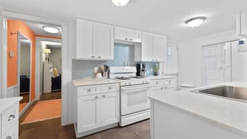 House, 2 Bedrooms | Private kitchen | Fridge, oven, coffee/tea maker, toaster