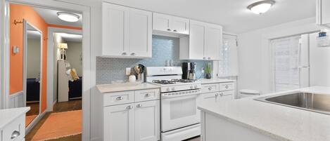 House, 2 Bedrooms | Private kitchen | Fridge, oven, coffee/tea maker, toaster