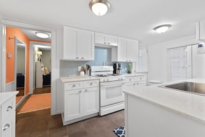 Maison, 2 chambres | Cuisine privée | Réfrigérateur, four, cafetière/bouilloire, grille-pain