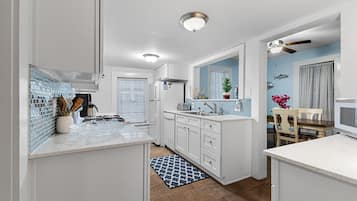 House, 2 Bedrooms | Private kitchen | Fridge, oven, coffee/tea maker, toaster