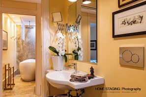 Villa, vista giardino | Bagno | Asciugacapelli, asciugamani