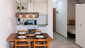 Réfrigérateur, micro-ondes, four, cafetiÚre/bouilloire