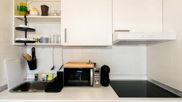 Réfrigérateur, micro-ondes, four, cafetiÚre/bouilloire