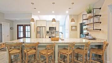 House, 4 Bedrooms | Private kitchen