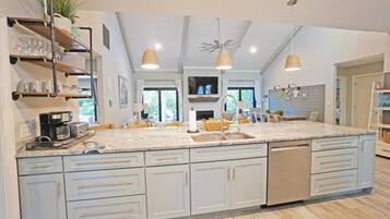 House, 4 Bedrooms | Private kitchen