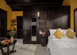 5 bedrooms, in-room safe, desk, iron/ironing board