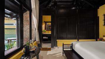 5 makuuhuonetta, tallelokero huoneessa, työpöytä, silitysrauta/-lauta