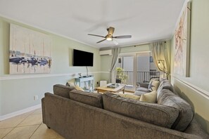 Condo, 2 Bedrooms | Living area