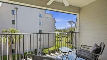 Condo, 2 Bedrooms | Property grounds