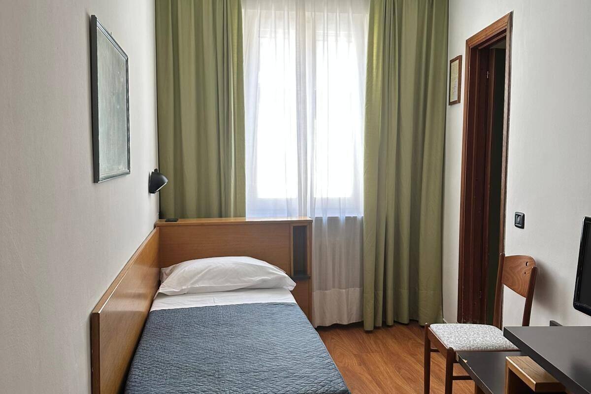 Quarto básico | Escrivaninha, Wi-Fi de cortesia, roupa de cama