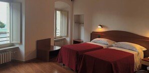 Escritorio, wifi gratis y ropa de cama 