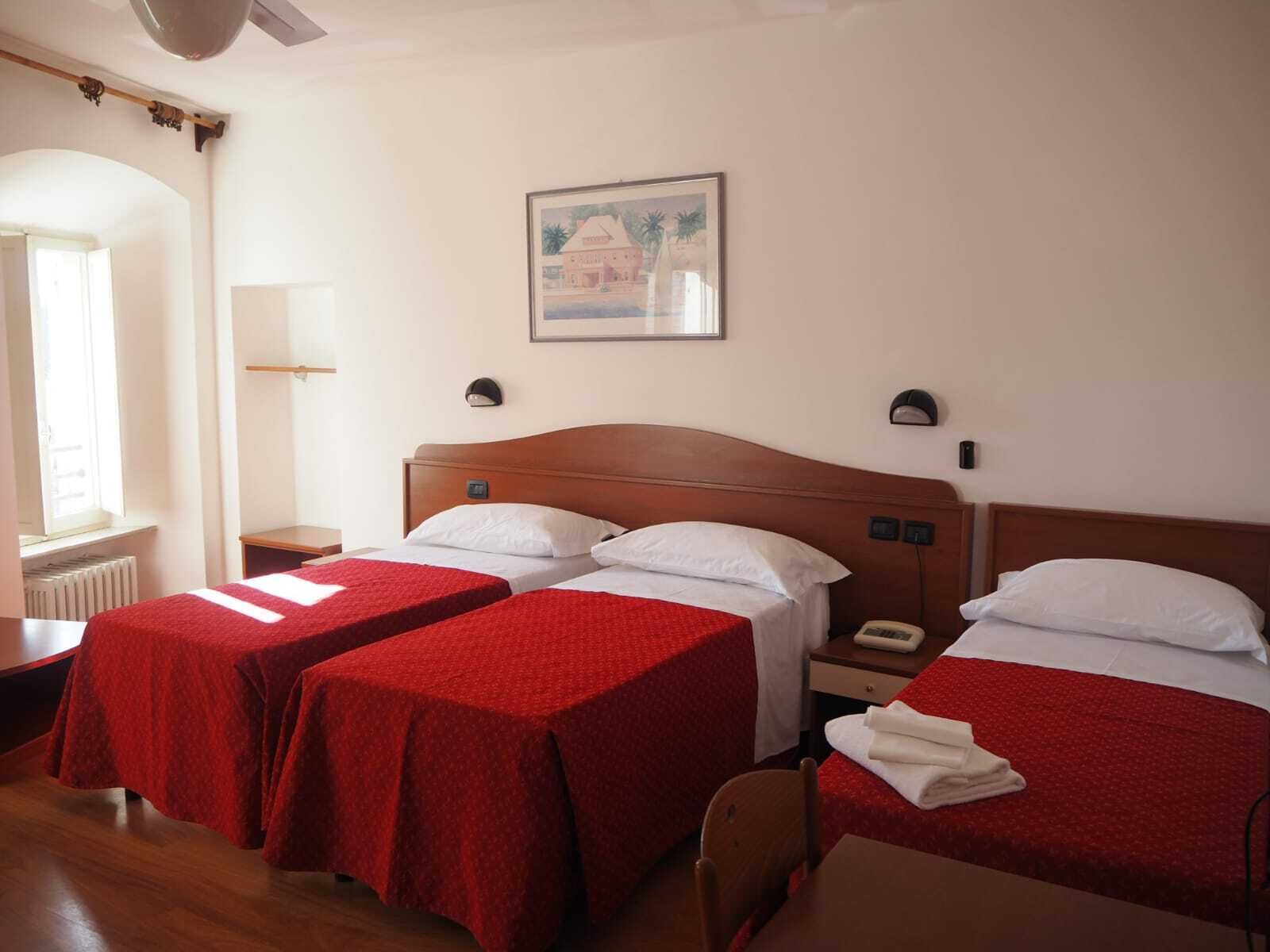 Habitació triple estàndard | Escriptori, wifi gratuïta i roba de llit 