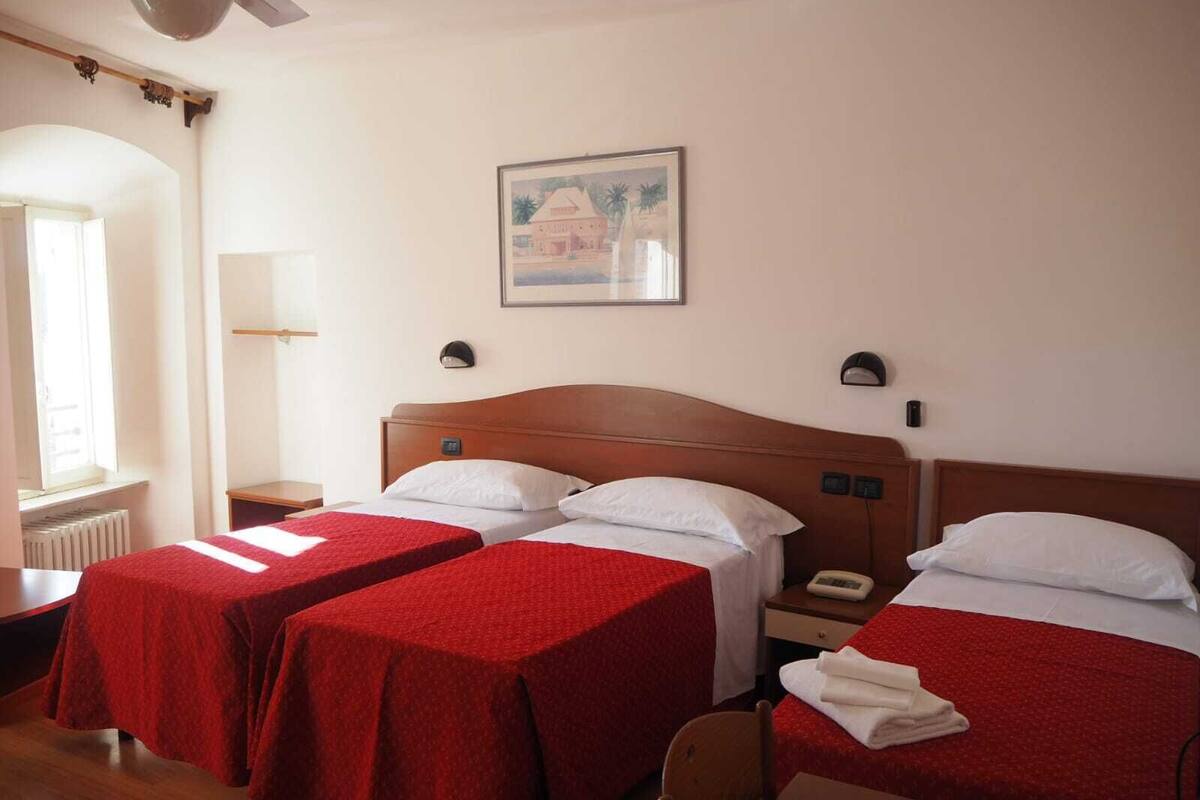 Habitació triple estàndard | Escriptori, wifi gratuïta i roba de llit
