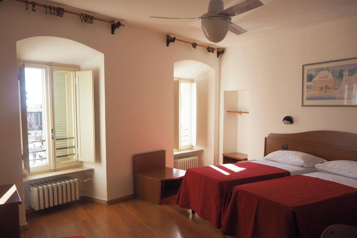 Quarto triplo standard, vista para a cidade | Escrivaninha, Wi-Fi de cortesia, roupa de cama