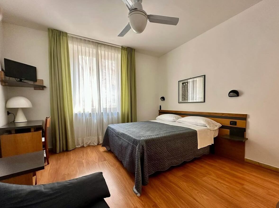 Escritorio, wifi gratis, ropa de cama