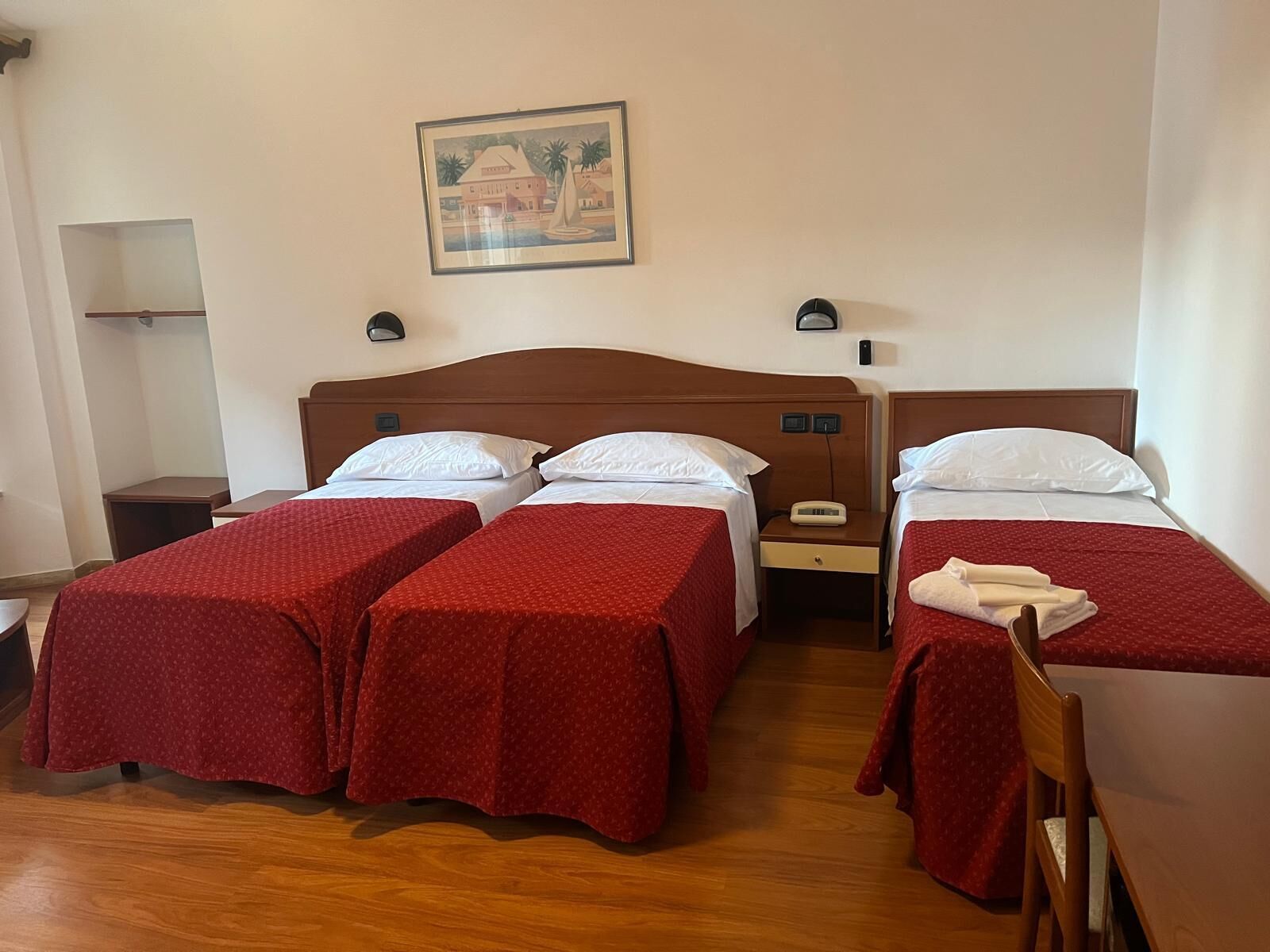 Neljän hengen standard-huone | Työpöytä, ilmainen Wi-Fi, vuodevaatteet