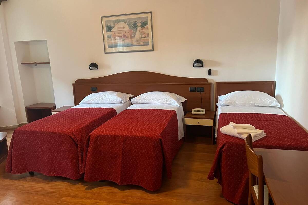 Quarto quádruplo standard | Escrivaninha, Wi-Fi de cortesia, roupa de cama