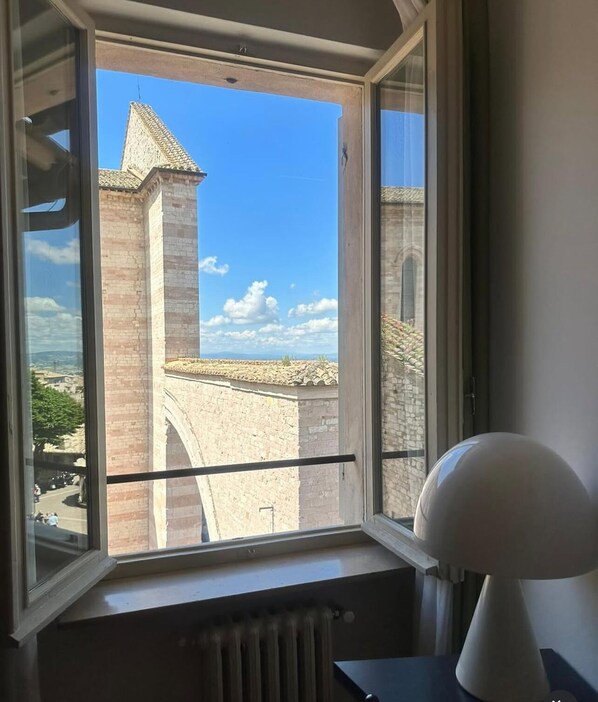 Escritorio, wifi gratis, ropa de cama