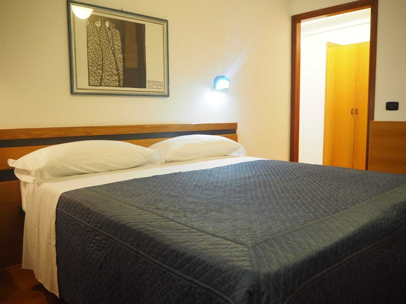 Habitació doble o amb dos llits individuals estàndard, vistes a la ciutat | Escriptori, wifi gratuïta i roba de llit 