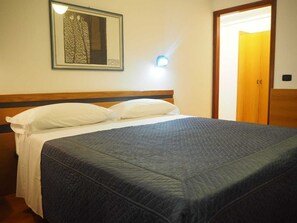 Escritorio, wifi gratis y ropa de cama 