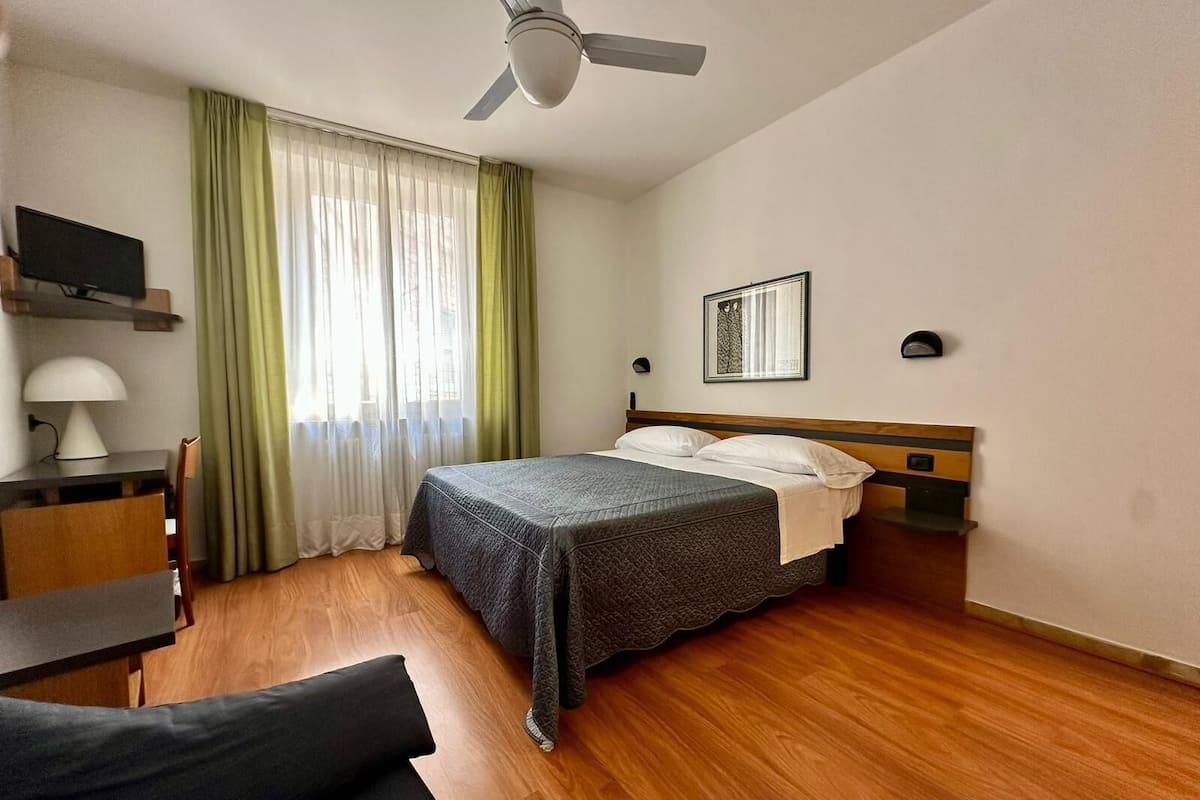 Quarto casal ou duplo standard, vista para a cidade | Escrivaninha, Wi-Fi de cortesia, roupa de cama