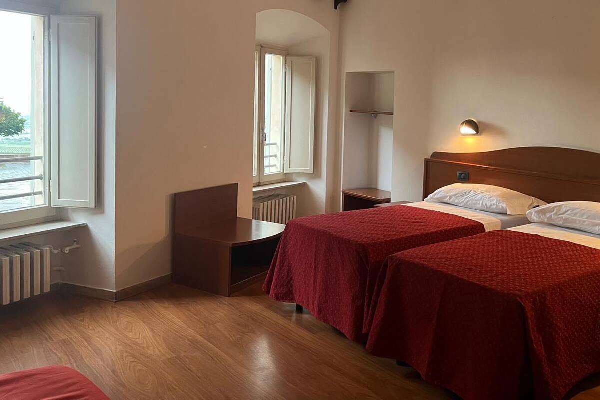 Quarto triplo básico | Escrivaninha, Wi-Fi de cortesia, roupa de cama