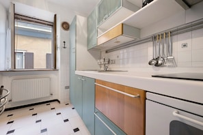 Fridge, oven, stovetop, dishwasher