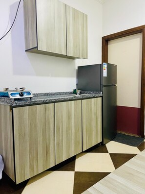 Comfort-Dreibettzimmer, Stadtblick | Eigene Küche | Kühlschrank, Wasserkocher mit Kaffee-/Teezubehör, Wasserkocher