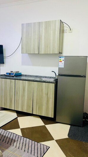 Tripla Comfort, vista città | Cucina privata | Frigorifero, macchina per tè/caffè, bollitore elettrico