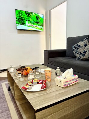 Phòng 3 Cao cấp, bếp nhỏ | Khu phòng khách | TV LCD 10-inch có truyền hình vệ tinh