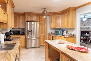 Refrigerador, microondas, horno, placa de cocina