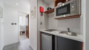 Kühlschrank, Wasserkocher, Kochgeschirr/Geschirr/Besteck