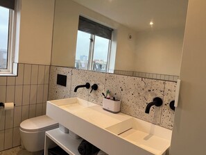Douche, séchoir à cheveux, serviettes fournies, savon