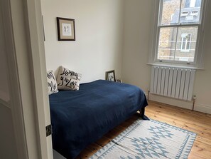 5 habitaciones, tabla de planchar con plancha, wifi y ropa de cama 