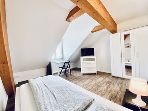 Escritorio, espacio para trabajar con laptop y wifi gratis 