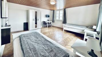 Escritorio, espacio para trabajar con laptop y wifi gratis