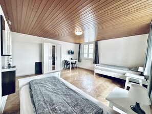 Desk, laptop workspace, free WiFi - ZIMMERzuVERMIETEN.ch Flumenthal SO (Flumenthal)