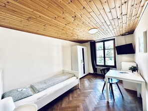 Einzelzimmer mit Allgemeinbad | Desk, laptop workspace, free WiFi - ZIMMERzuVERMIETEN.ch Flumenthal SO (Flumenthal)