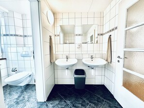 Bathroom - ZIMMERzuVERMIETEN.ch Flumenthal SO (Flumenthal)